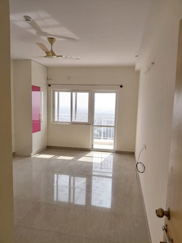 Room in 3.5 BHK Apartment at Mantri Serenity, Kanakapura Road – for Rent