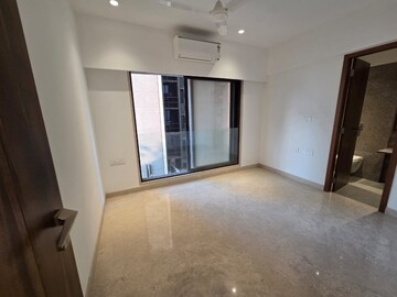 Room in 3 BHK Apartment at Vaswani Bel Air, Bandra West – for Rent