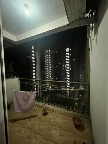 Furnished Amenities in 2.5 BHK Apartment at Aims Golf City, Sector 75 – for Rent