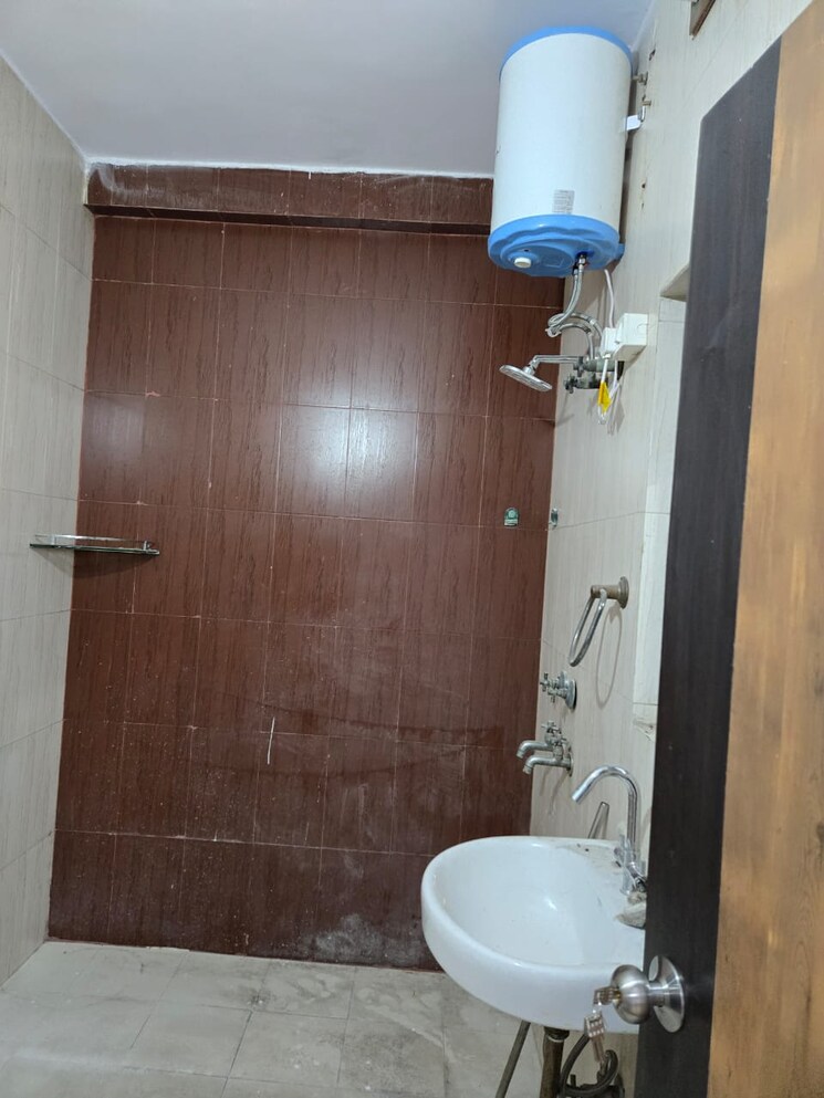 Bathroom, dwarka 3 Bedroom 1500 Sq.Ft. Apartment In Dwarka Delhi 9714993