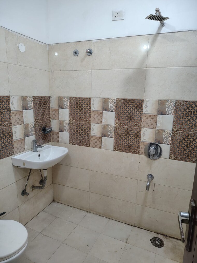 Bathroom, guru-nanak-enclave 2 Bedroom 100 Sq.Yd. Builder Floor In Dhakoli Zirakpur 9715232