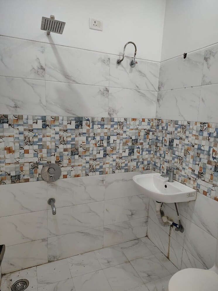 Bathroom, guru-nanak-enclave 2 Bedroom 100 Sq.Yd. Builder Floor In Dhakoli Zirakpur 9715266