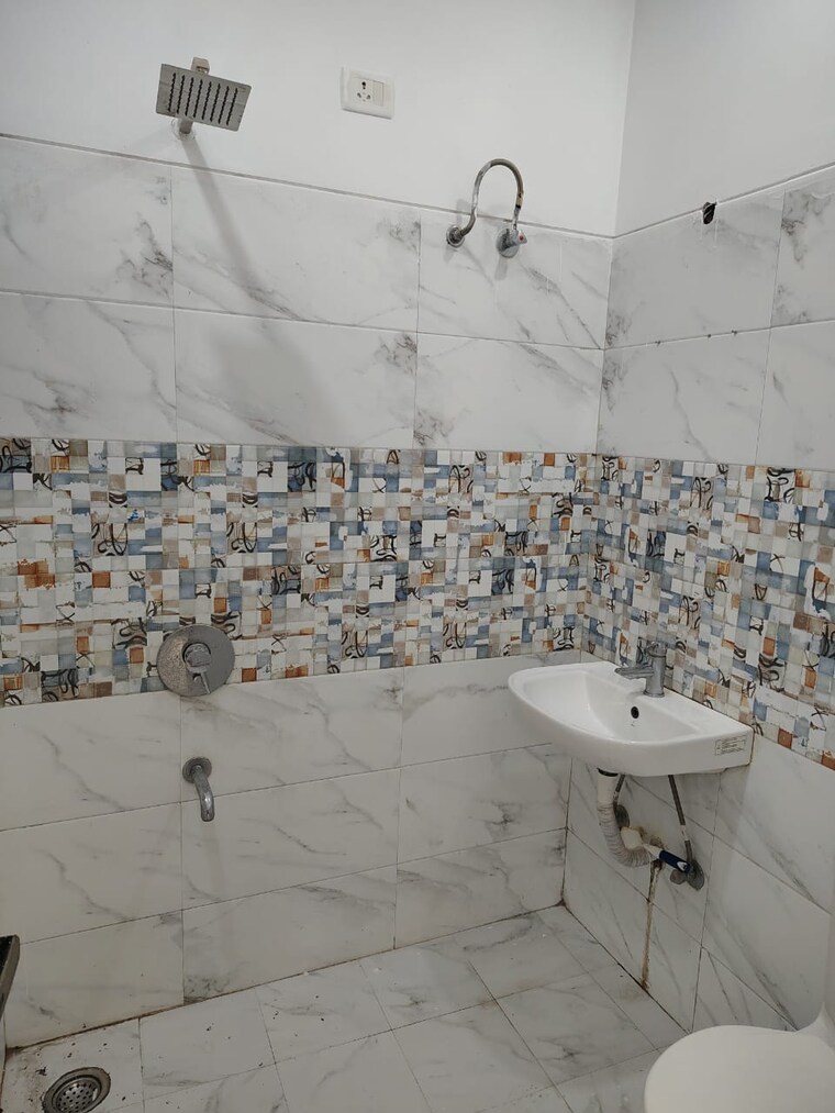 Bathroom, guru-nanak-enclave 2 Bedroom 100 Sq.Yd. Builder Floor In Dhakoli Zirakpur 9715266