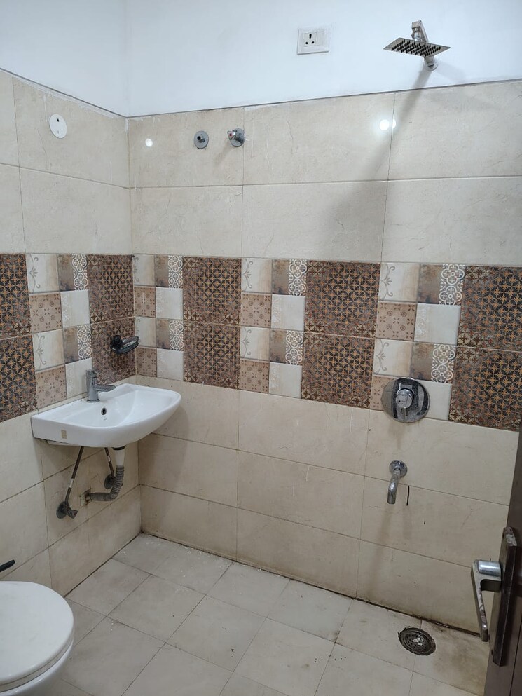 Bathroom, guru-nanak-enclave 2 Bedroom 100 Sq.Yd. Builder Floor In Dhakoli Zirakpur 9715266