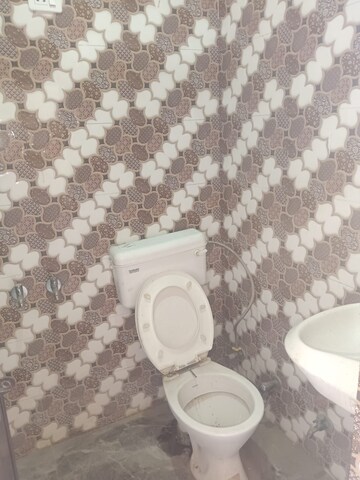 Bathroom in 3.5 BHK Builder Floor at Jadhunath Enclave, Sector 29 – for Rent