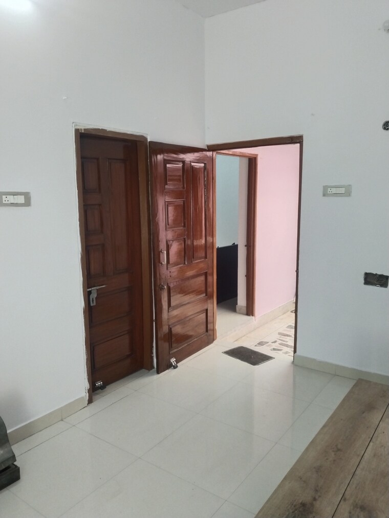 Room, gomti nagar 1.5 Bedroom 700 Sq.Ft. Builder Floor In Gomti Nagar Lucknow 9715433