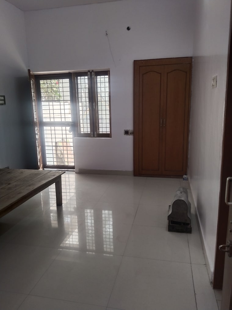 Room, gomti nagar 1.5 Bedroom 700 Sq.Ft. Builder Floor In Gomti Nagar Lucknow 9715433