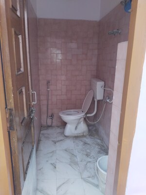 Bathroom in 1.5 BHK Builder Floor at Gomti Nagar – for Rent