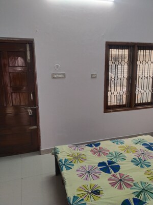 Room in 1.5 BHK Builder Floor at Gomti Nagar – for Rent