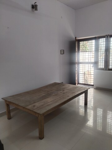 Room in 1.5 BHK Builder Floor at Gomti Nagar – for Rent