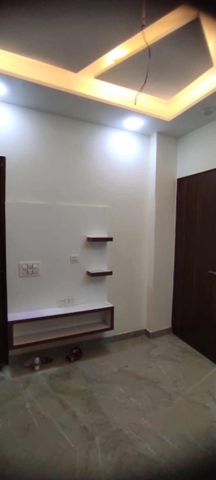 Room, rohini sector 24 3 Bedroom 750 Sq.Ft. Builder Floor In Rohini Sector 24 Delhi 9715983