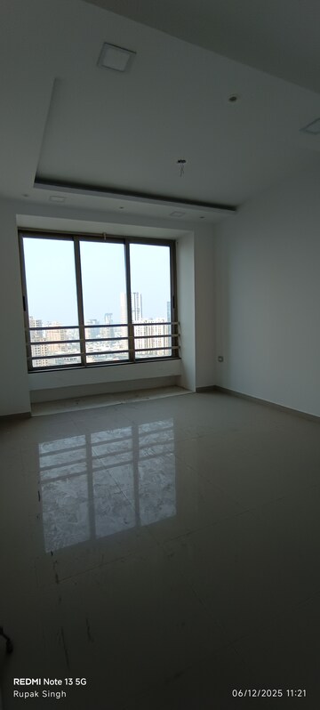 Room in 5 BHK Apartment at Oberoi Springs, Andheri West – for Sale