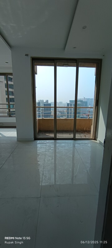 Room in 5 BHK Apartment at Oberoi Springs, Andheri West – for Sale