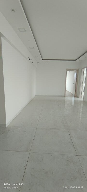 Room in 5 BHK Apartment at Oberoi Springs, Andheri West – for Sale