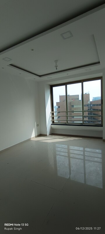 Room in 5 BHK Apartment at Oberoi Springs, Andheri West – for Sale