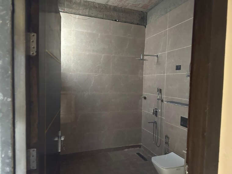 Bathroom, gaur-yamuna-city-32nd-park-view 6 Bedroom 3160 Sq.Ft. Villa In Gaur Yamuna City Greater Noida 9716585