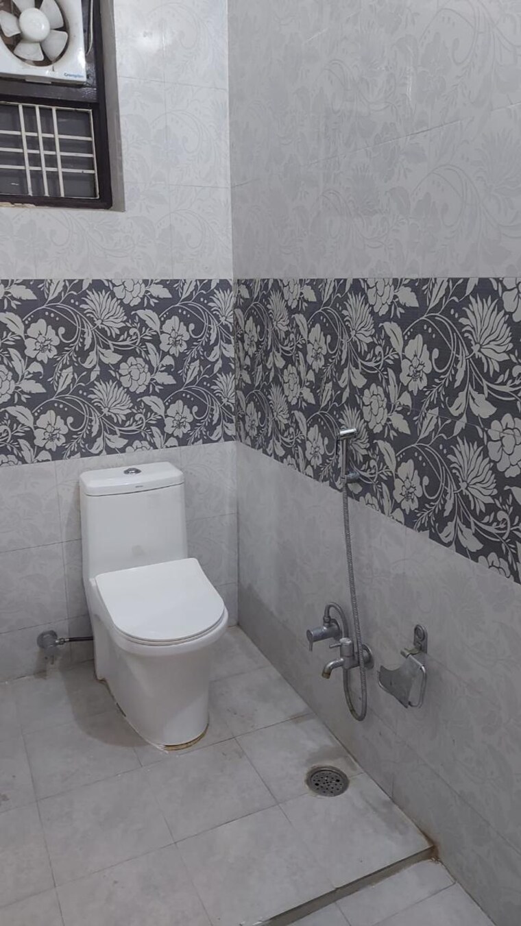 Bathroom, vibhuti khand Pg For Girls In Vibhuti Khand 9716686