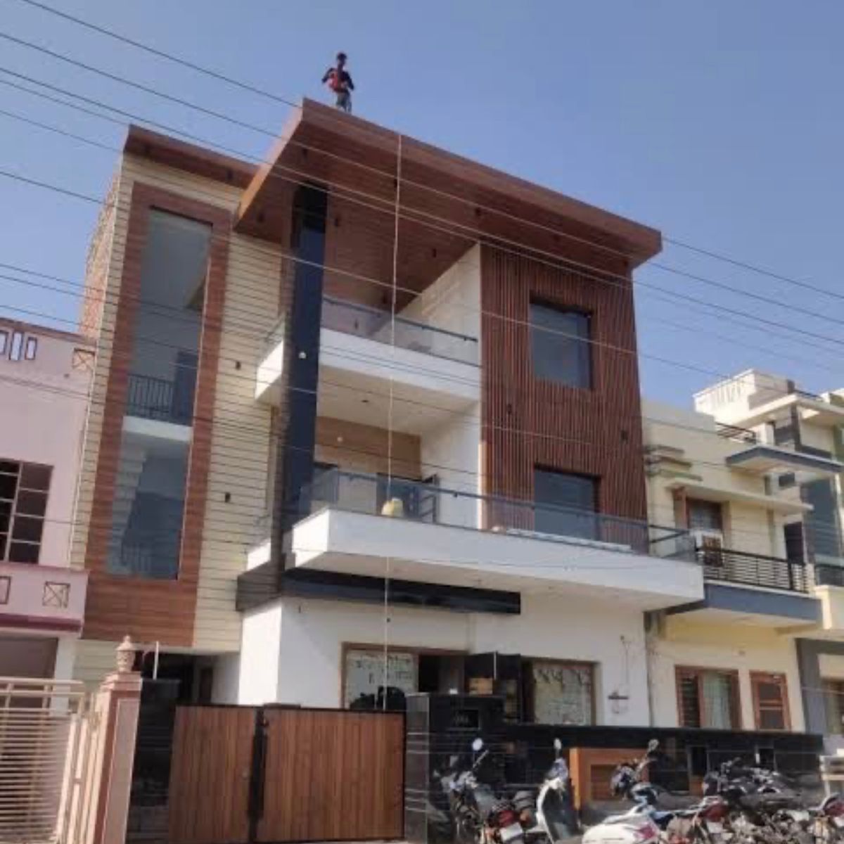 6 BHK + Servant Room Independent House For Sale in SectoR-55 Noida 