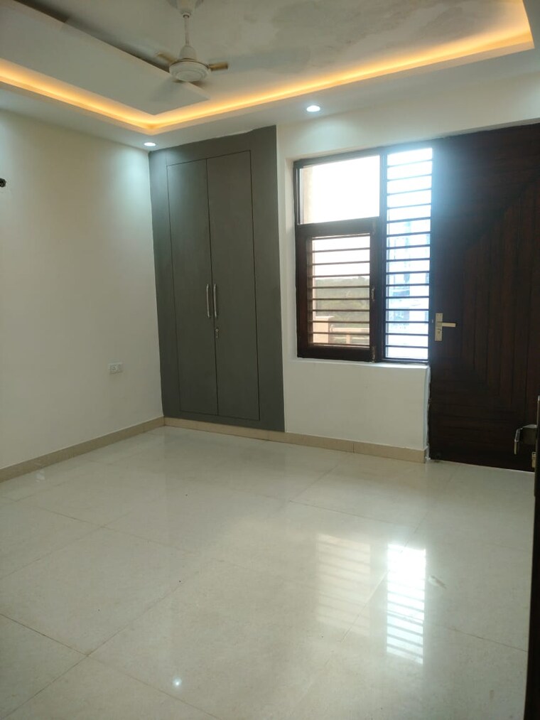 Room, green fields colony 3 Bedroom 200 Sq.Yd. Builder Floor In Green Fields Colony Faridabad 9716975