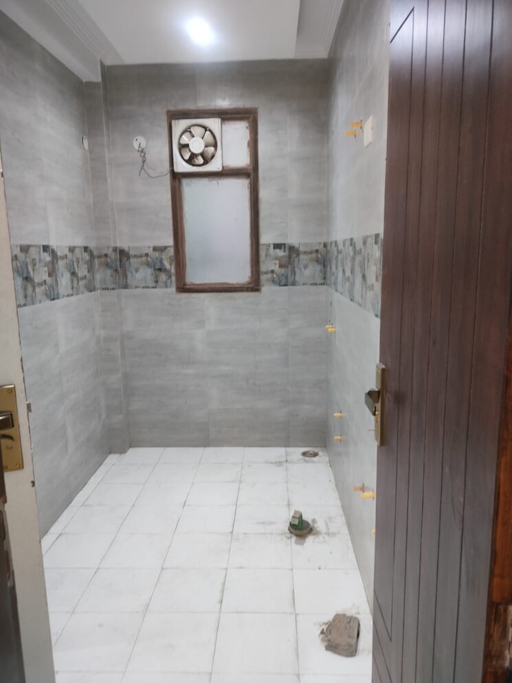 Bathroom, green fields colony 3 Bedroom 200 Sq.Yd. Builder Floor In Green Fields Colony Faridabad 9716975