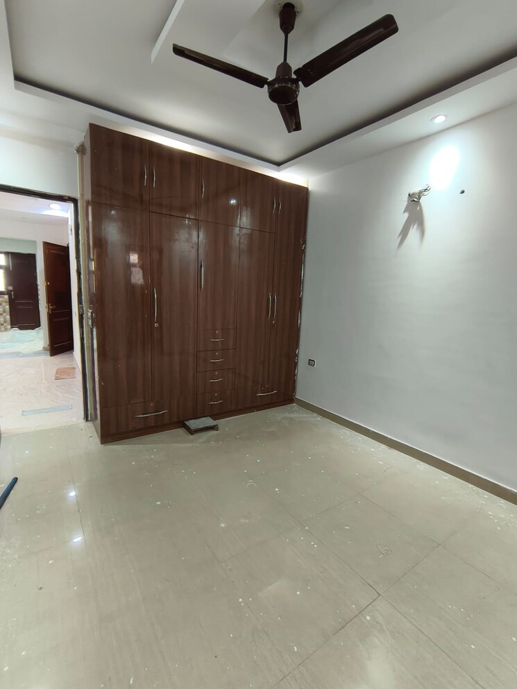 Room, green fields colony 3 Bedroom 200 Sq.Yd. Builder Floor In Green Fields Colony Faridabad 9716975