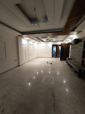 Building Lobby in 3 BHK Builder Floor at Green Fields Colony – for Sale