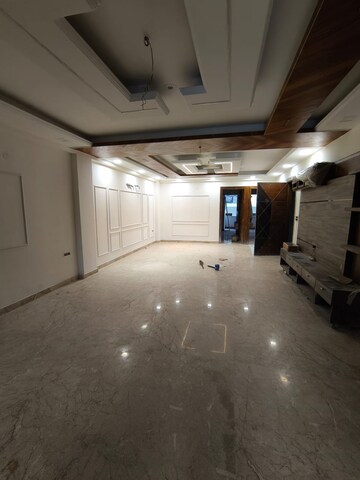 Building Lobby in 3 BHK Builder Floor at Green Fields Colony – for Sale