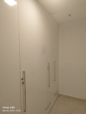 Room in 5 BHK Apartment at DLF The Magnolias, Sector 42 – for Rent