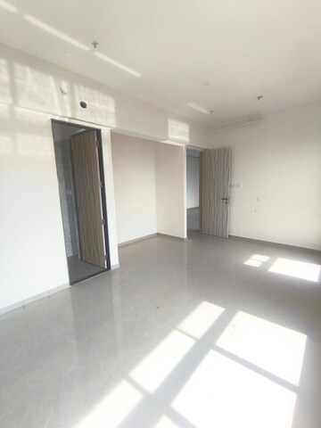 Room in 2.5 BHK Apartment at Mahaveer Solitaire Edge, Kandivali East – for Sale