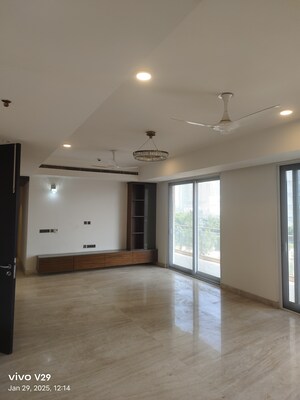 Room in 4 BHK Apartment at DLF The Aralias, Sector 42 – for Rent