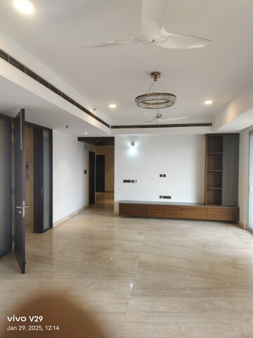 Room in 4 BHK Apartment at DLF The Aralias, Sector 42 – for Rent