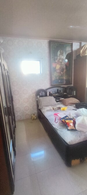 Bedroom in 2 BHK Apartment at Kandivali West – for Rent