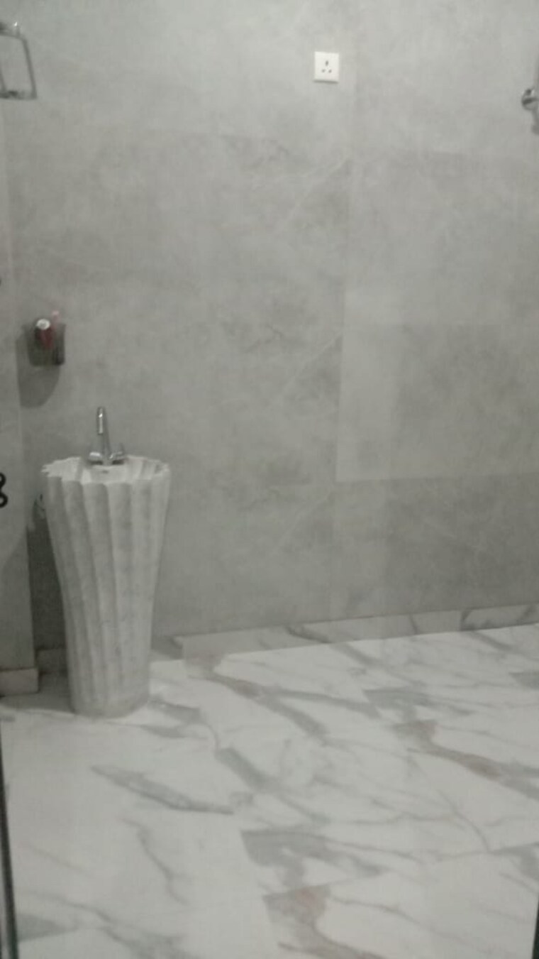 Bathroom, chiranjiv vihar 3 Bedroom 200 Sq.Yd. Independent House In Chiranjiv Vihar Ghaziabad 9717551