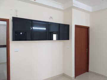 Room in 3 BHK Apartment at Aurobindo The Regent, Kondapur – for Rent