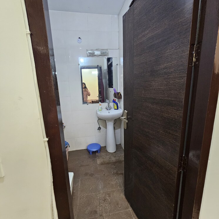 Bathroom, chattarpur 2 Bedroom 90 Sq.Yd. Apartment In Chattarpur Delhi 9717928