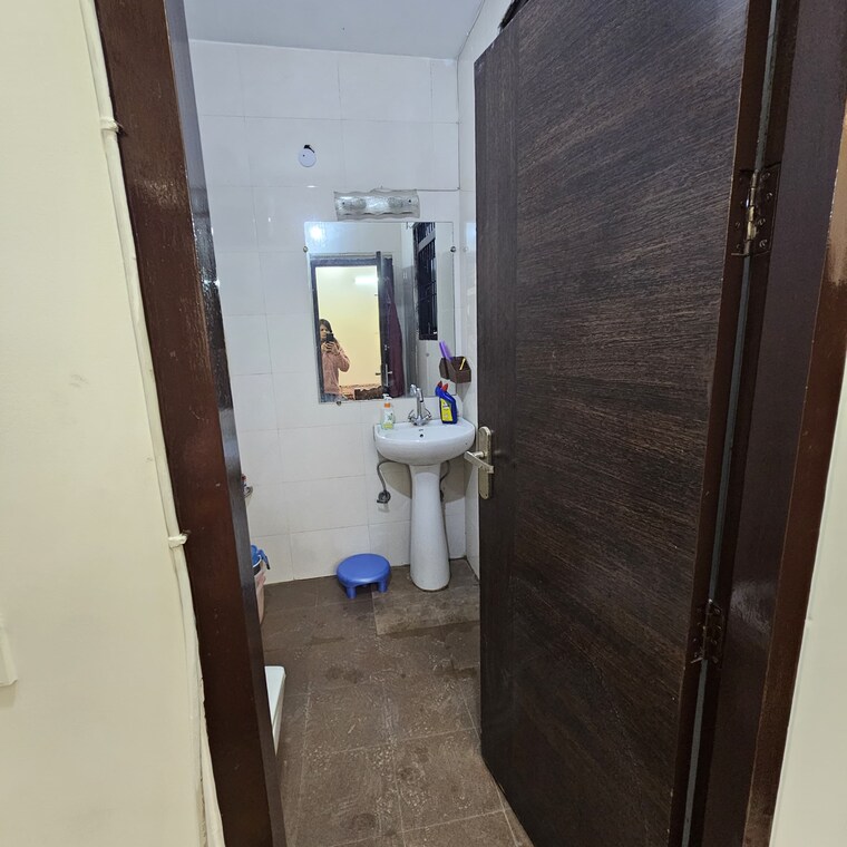 Bathroom, chattarpur 2 Bedroom 90 Sq.Yd. Apartment In Chattarpur Delhi 9717928