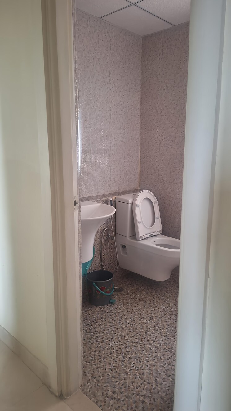 Bathroom, shree-vardhman-victoria 3 Bedroom 1950 Sq.Ft. Apartment In Sector 70 Gurgaon 9718001