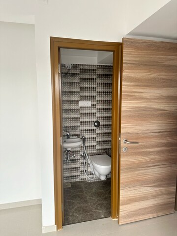 Room in 1 BHK Apartment at Marathon Neo Hills, Tembhipada – for Rent