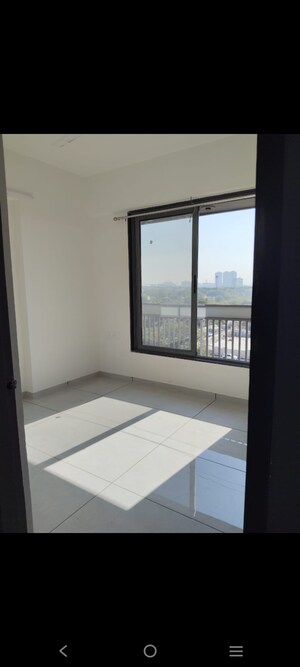 Room in 3 BHK Apartment at HCS The Spire, Sp Ring Road – for Rent