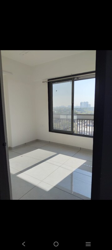 Room in 3 BHK Apartment at HCS The Spire, Sp Ring Road – for Rent