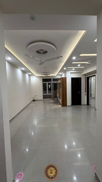 Room in 2 BHK Apartment at Omaxe R2, Gomti Nagar – for Rent