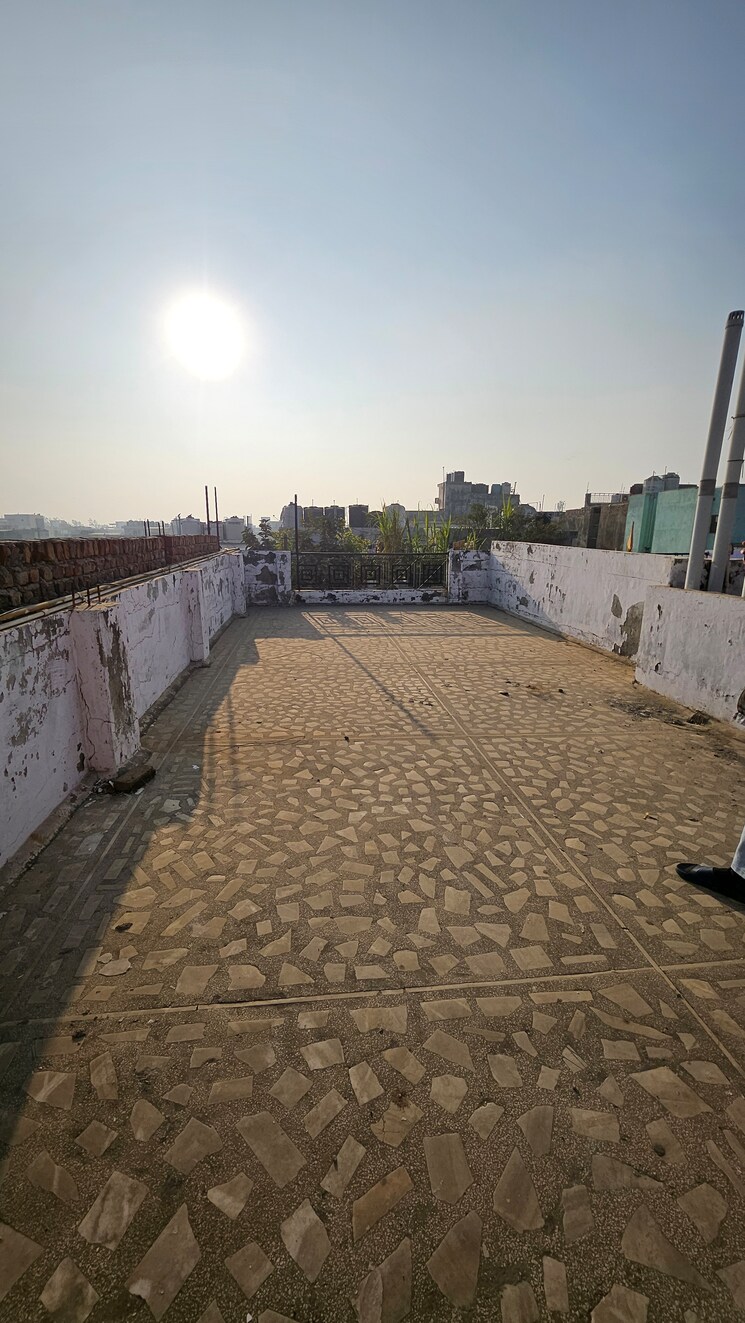 Terrace, dilshad colony 2 Bedroom 750 Sq.Ft. Apartment In Dilshad Colony Delhi 9718917