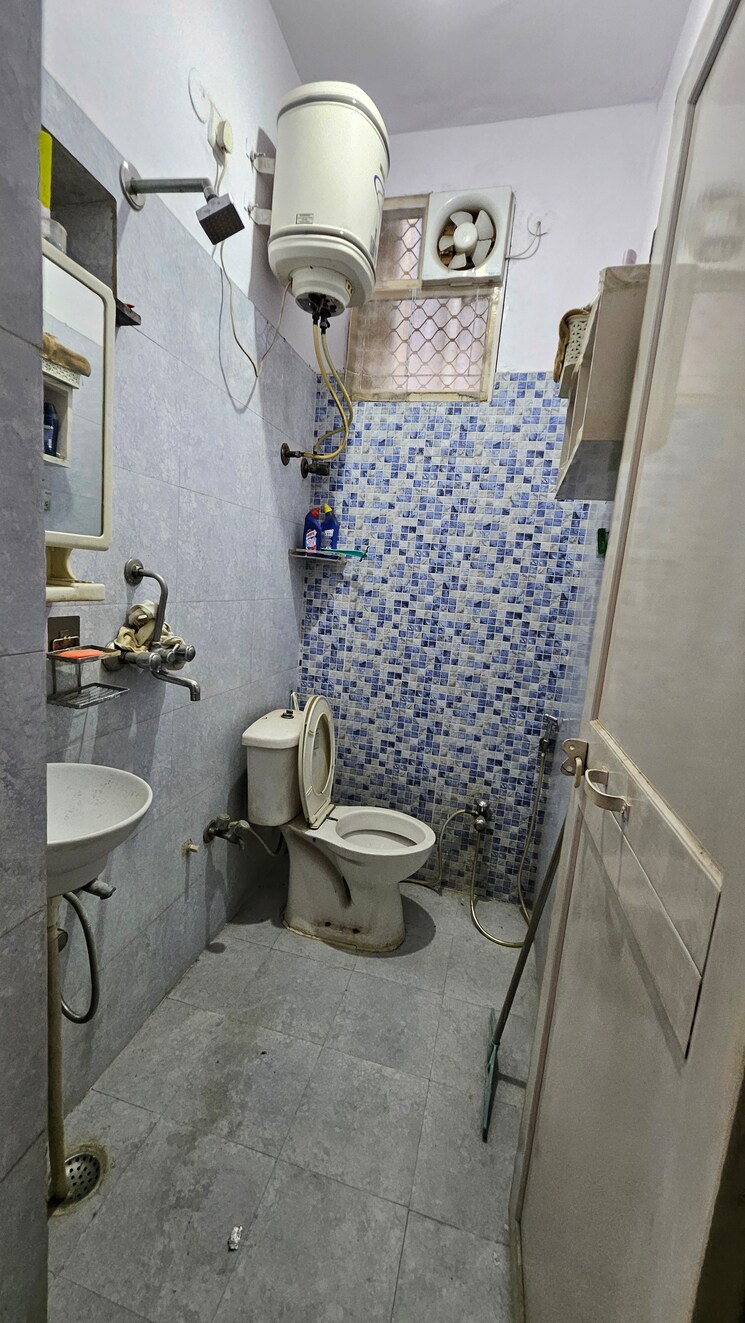 Bathroom, dilshad colony 2 Bedroom 750 Sq.Ft. Apartment In Dilshad Colony Delhi 9718917