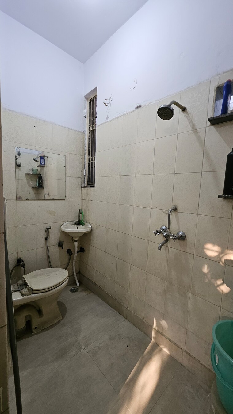 Attached Bathroom, dilshad colony 2 Bedroom 750 Sq.Ft. Apartment In Dilshad Colony Delhi 9718917