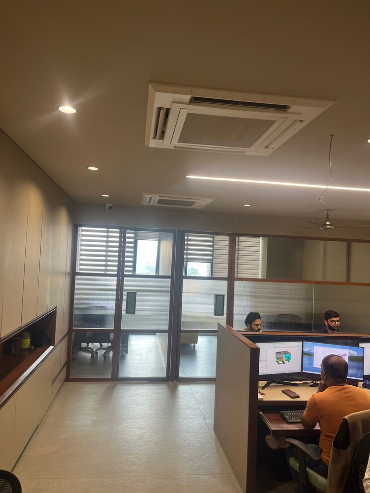  Parking, shyamal Commercial Office Space 1300 Sq.Ft. In Shyamal Ahmedabad 9718962