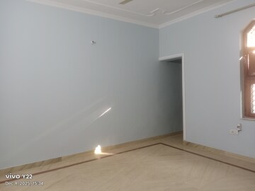 Room in 3 BHK Builder Floor at Sharma Homes 1, Sector 37 – for Rent