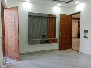 Room in 4 BHK Builder Floor at Sharma Homes 1, Sector 37 – for Rent