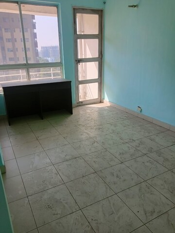 Room in 3 BHK Apartment at Sristi Plaza, Chinar Park – for Rent