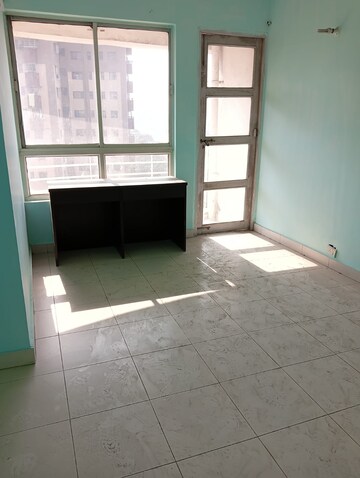 Room in 3 BHK Apartment at Sristi Plaza, Chinar Park – for Rent