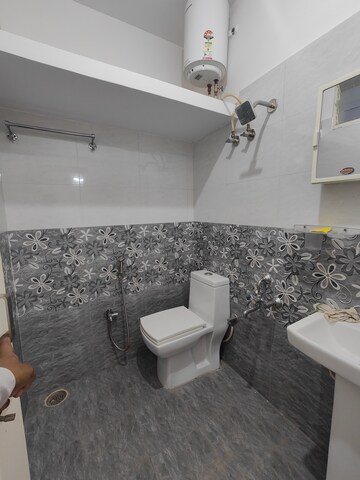 Bathroom in 2.5 BHK Apartment at Frazer Town – for Rent